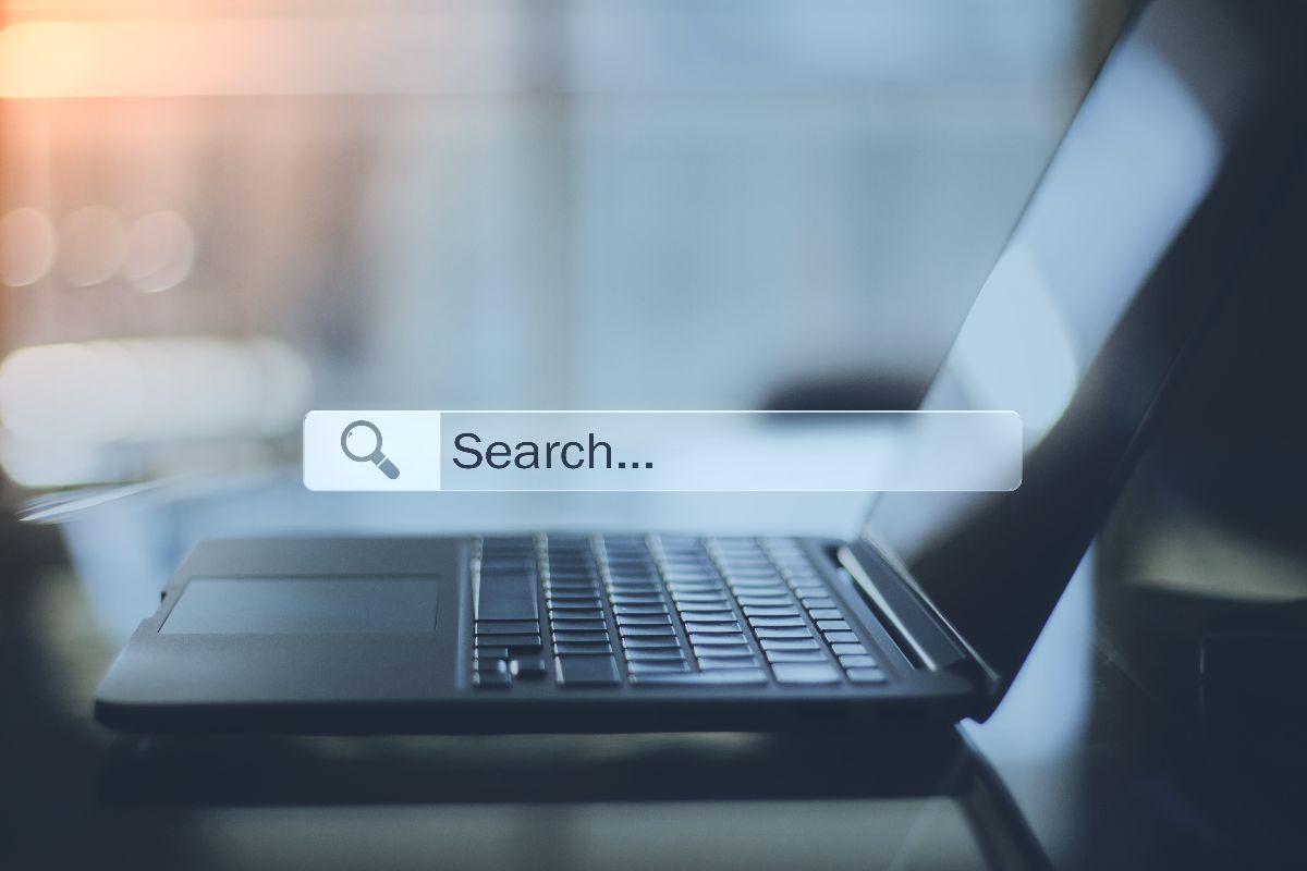 Laptop with search bar representing structured data for AI search engines