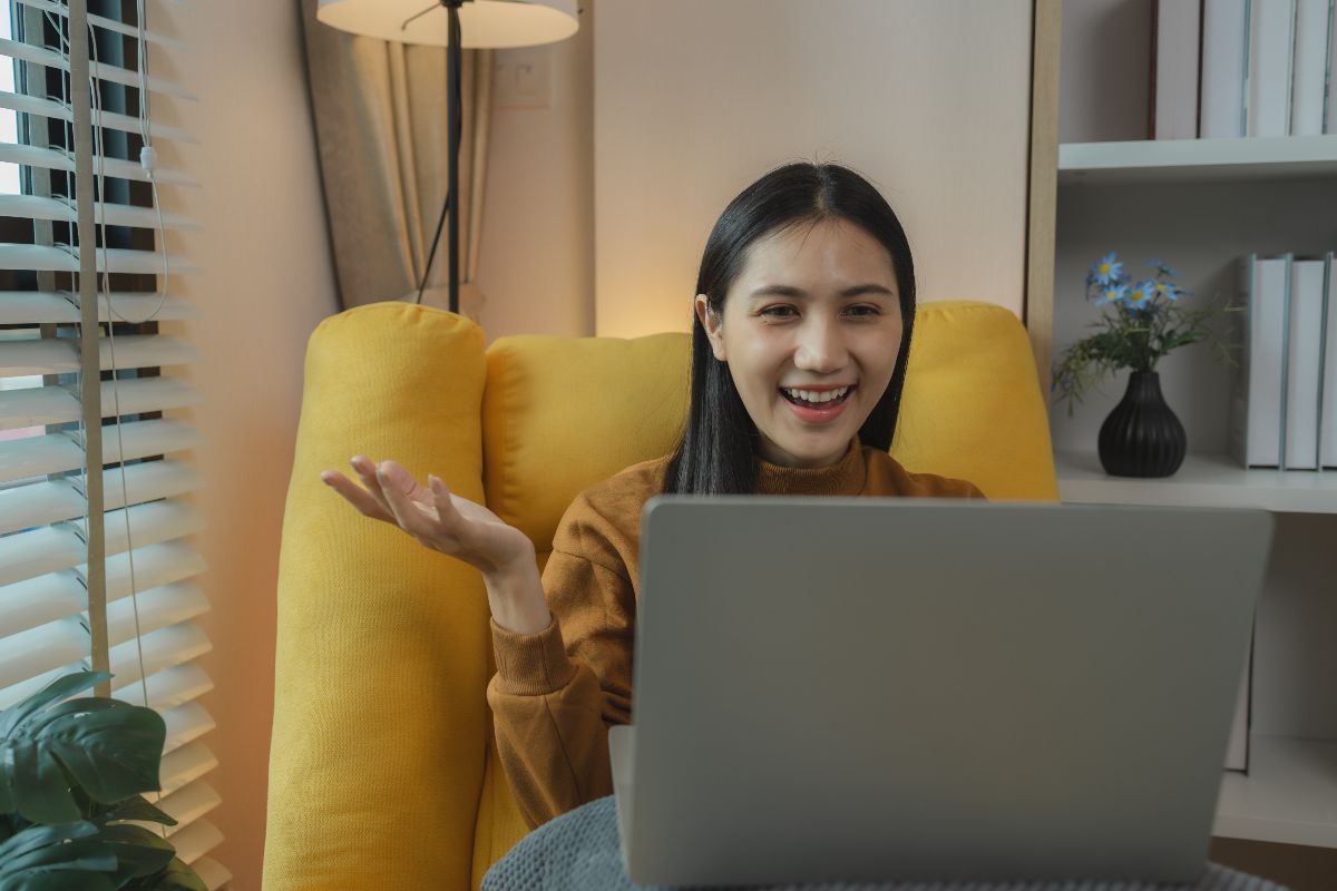 Virtual assistant joining an online meeting from a home office