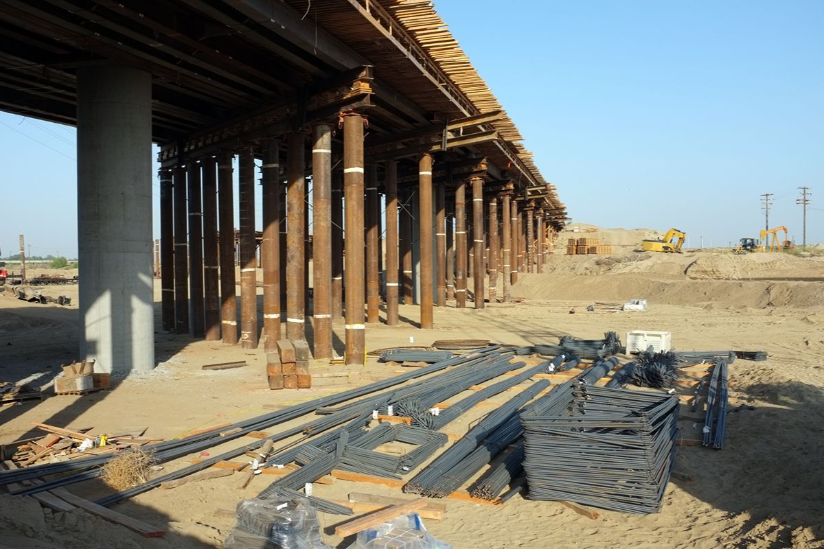 Steel sheet piles and reinforcing bars arranged at a major bridge construction site