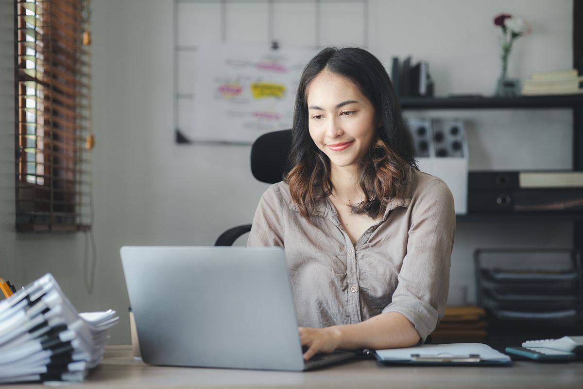 Philippine virtual assistant working on a laptop while exploring remote staffing and VA agency opportunities