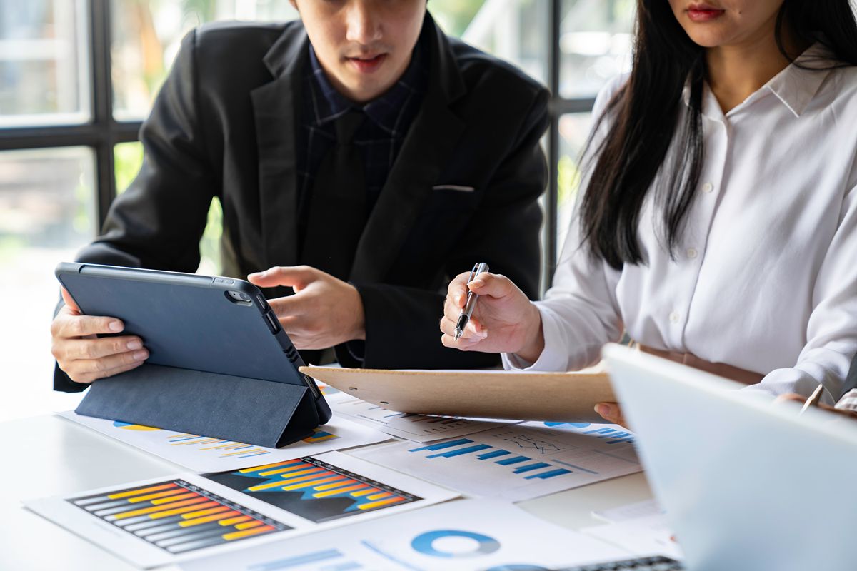 SEO professionals analyzing audience data and performance charts to attract qualified traffic aligned with business goals