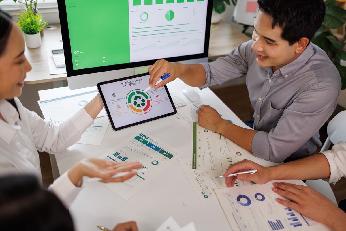 Marketing team discussing SEO performance data while evaluating agency strategies, transparency, and long-term results