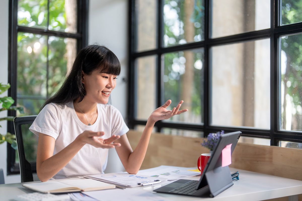Virtual assistant joining an online meeting while organizing remote business support tasks