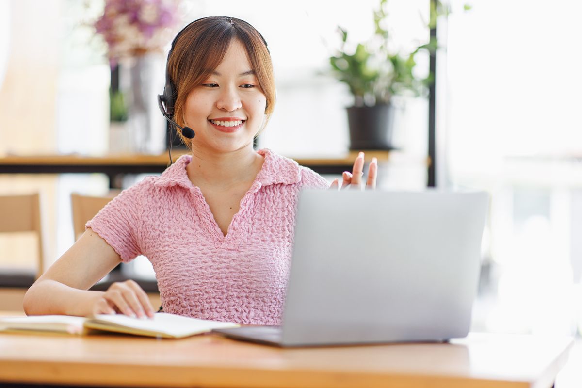 Medical virtual assistant using a headset and laptop to help manage clinic scheduling and patient communication